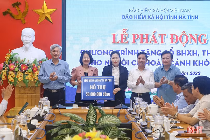 Tặng sổ BHXH, thẻ BHYT cho người có hoàn cảnh khó khăn ở Hà Tĩnh