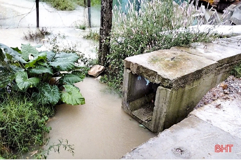 Mương thoát nước quá cao, một thôn ở Lộc Hà hễ mưa là ngập