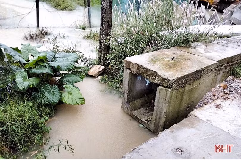 Mương thoát nước quá cao, một thôn ở Lộc Hà hễ mưa là ngập