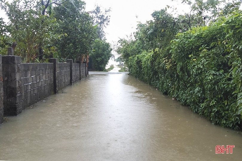 Mương thoát nước quá cao, một thôn ở Lộc Hà hễ mưa là ngập