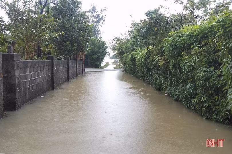 Mương thoát nước quá cao, một thôn ở Lộc Hà hễ mưa là ngập