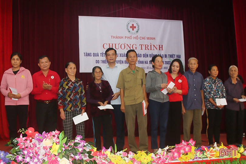 Hội Chữ thập đỏ TP Hồ Chí Minh hỗ trợ 350 triệu đồng cho người dân Hà Tĩnh