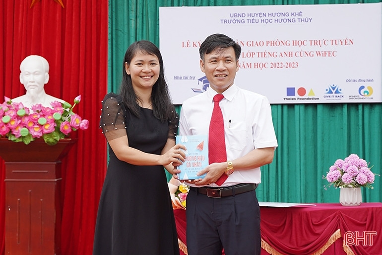 Trao tặng 26 bộ máy tính và các suất quà cho một trường tiểu học ở miền núi