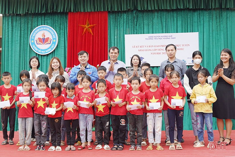 Trao tặng 26 bộ máy tính và các suất quà cho một trường tiểu học ở miền núi