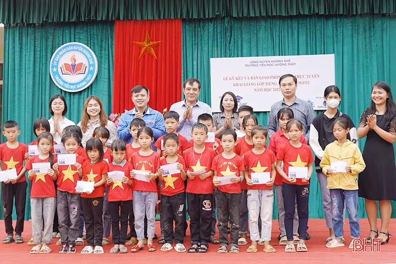 Trao tặng 26 bộ máy tính và các suất quà cho một trường tiểu học ở miền núi