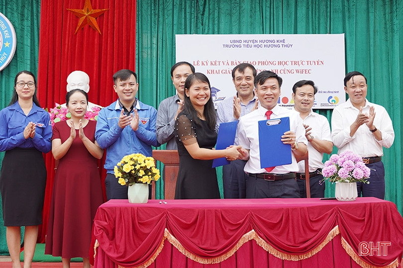 Trao tặng 26 bộ máy tính và các suất quà cho một trường tiểu học ở miền núi