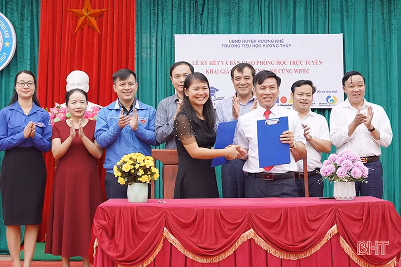 Trao tặng 26 bộ máy tính và các suất quà cho một trường tiểu học ở miền núi