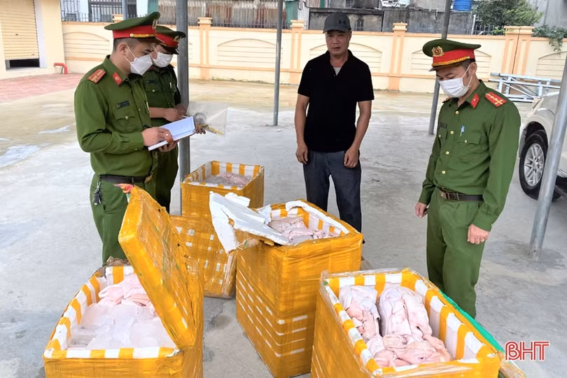 Phát hiện xe ô tô tải vận chuyển 4 tạ da, mỡ lợn không rõ nguồn gốc qua Hà Tĩnh
