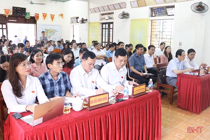 Cử tri các địa phương kiến nghị những vấn đề liên quan đến phát triển sản xuất, xây dựng hạ tầng