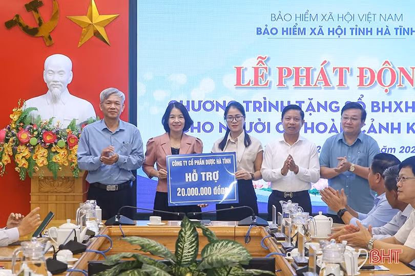 Tặng sổ BHXH, thẻ BHYT cho người có hoàn cảnh khó khăn ở Hà Tĩnh