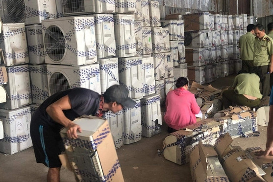 Truy tố 2 cựu công an và 24 đồng phạm tội buôn lậu