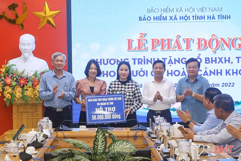 Tặng sổ BHXH, thẻ BHYT cho người có hoàn cảnh khó khăn ở Hà Tĩnh