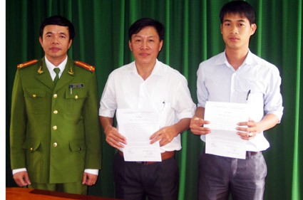 Thượng tá Nguyễn Tiến Nam trao thưởng cho Ban công an xã Thạch Trung và quần chúng nhân dân đã tố giác tội phạm