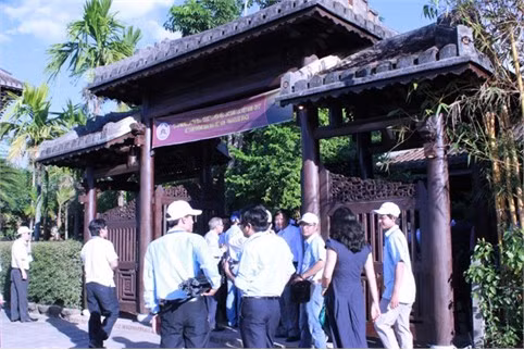 Du khách tham quan không gian văn hóa làng Việt