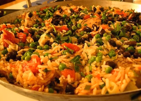 Cơm trộn là món ăn nổi tiếng của người dân Cuba. Đến Havana, bạn đừng bỏ qua món cơm trộn với đậu đen, thịt gà và rau. Cơm trộn là món ăn nổi tiếng của người dân Cuba. Đến Havana, bạn đừng bỏ qua món cơm trộn với đậu đen, thịt gà và rau.