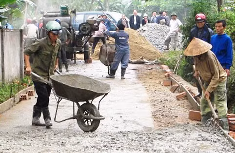 Nhiều hộ dân trên địa bàn tỉnh Hà Tĩnh đã tự nguyện hiến đất để mở rộng đường giao thông nông thôn.