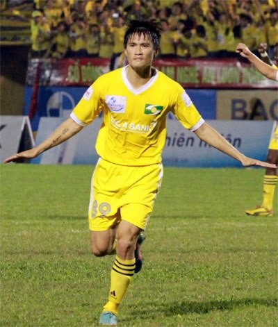 Công Vinh vươn lên dẫn đầu danh sách Vua phá lưới V-League với 4 bàn thắng vào lưới Đồng Tâm. Ảnh: Kỳ Lân. Công Vinh vươn lên dẫn đầu danh sách Vua phá lưới V-League với 4 bàn thắng vào lưới Đồng Tâm. Ảnh: Kỳ Lân.