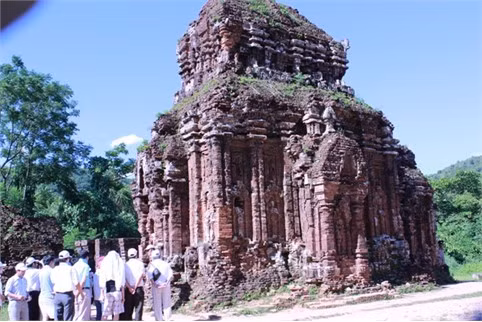 Du khách tham quan tại tháp chăm - thánh địa Mỹ Sơn