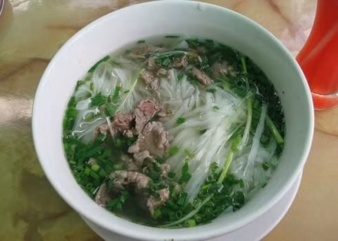 Chỉ với bánh phở, nước soup cùng thịt bò nhưng món ăn hấp dẫn, hương vị đậm đà thơm ngon mà bạn không thể bỏ qua khi đến thủ đô Hà Nội. Chỉ với bánh phở, nước soup cùng thịt bò nhưng món ăn hấp dẫn, hương vị đậm đà thơm ngon mà bạn không thể bỏ qua khi đến thủ đô Hà Nội.