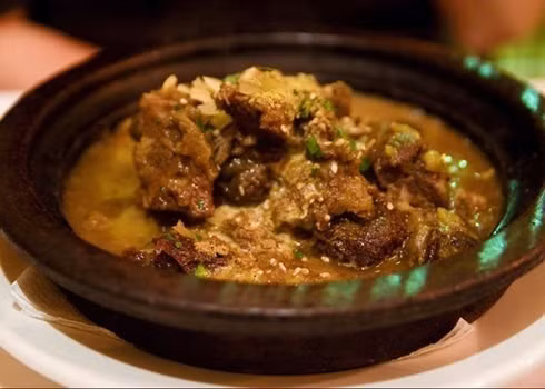 Món Tajine: Từ này vừa chỉ dụng cụ để đựng (là cái đĩa bằng đất nung được trang trí với chiếc vung hình nón điển hình) vừa chỉ thức ăn bên trong đó (món ragu gồm có thịt, gia cầm, cá và rau nướng chín). Hãy thưởng thức và sẽ hiểu tại sao tajine lại là món ăn dân tộc của người Maroc. Món Tajine: Từ này vừa chỉ dụng cụ để đựng (là cái đĩa bằng đất nung được trang trí với chiếc vung hình nón điển hình) vừa chỉ thức ăn bên trong đó (món ragu gồm có thịt, gia cầm, cá và rau nướng chín). Hãy thưởng thức và sẽ hiểu tại sao tajine lại là món ăn dân tộc của người Maroc.