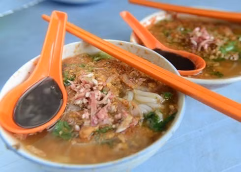 Paneng assam laksa thường ăn cùng với loại mỳ gạo dai và lá bạc hà tươi, dưa chuột và dứa. Hương vị đặc trưng của món súp này được tạo nên từ cá thu, me và ướt. Bạn có thể tìm thấy món súp này ở hầu hết các quán ăn vỉa hè ở Penang. Paneng assam laksa thường ăn cùng với loại mỳ gạo dai và lá bạc hà tươi, dưa chuột và dứa. Hương vị đặc trưng của món súp này được tạo nên từ cá thu, me và ướt. Bạn có thể tìm thấy món súp này ở hầu hết các quán ăn vỉa hè ở Penang.