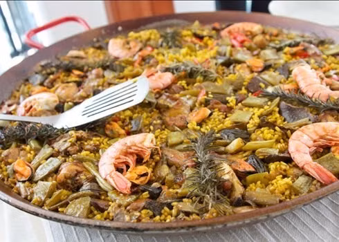 Cơm trộn thập cẩm Paella ở thành phố Barcelona, Tây Ban Nha. Món ăn được pha trộn từ cơm, hải sản, xúc xích và màu vàng của nghệ. Cơm trộn thập cẩm Paella ở thành phố Barcelona, Tây Ban Nha. Món ăn được pha trộn từ cơm, hải sản, xúc xích và màu vàng của nghệ.