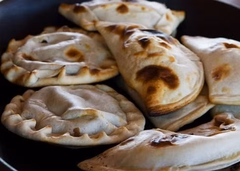 Bánh empanadas hay còn gọi là bánh ngô. Mỗi dịp lễ hội, các gia đình Chile đều tự làm loại bánh này hoặc mua về để dùng trong các bữa ăn. Bánh có hình dáng bên ngoài gần giống với bánh gối của Việt Nam, với lớp vỏ thơm ngậy làm từ bột mỳ, gói khéo léo thành từng chiếc nhỏ trong lòng bàn tay. Nhân bánh truyền thống thường bao gồm thịt bò hoặc hải sản, oliu thái nhỏ và trứng gà. Các loại bánh của Chile được dùng chung với một loại nước sốt đặc trưng làm từ rau ngò tây, tỏi băm nhỏ, oliu trộn cùng dầu ăn. Bánh empanadas hay còn gọi là bánh ngô. Mỗi dịp lễ hội, các gia đình Chile đều tự làm loại bánh này hoặc mua về để dùng trong các bữa ăn. Bánh có hình dáng bên ngoài gần giống với bánh gối của Việt Nam, với lớp vỏ thơm ngậy làm từ bột mỳ, gói khéo léo thành từng chiếc nhỏ trong lòng bàn tay. Nhân bánh truyền thống thường bao gồm thịt bò hoặc hải sản, oliu thái nhỏ và trứng gà. Các loại bánh của Chile được dùng chung với một loại nước sốt đặc trưng làm từ rau ngò tây, tỏi băm nhỏ, oliu trộn cùng dầu ăn.