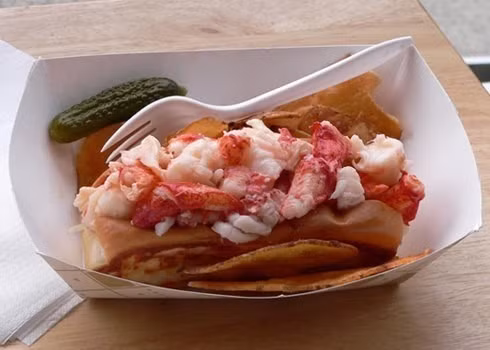 Bánh mì kẹp tôm hùm trở nên nổi tiếng ở bang Maine, nhưng cũng rất phổ biến ở tất cả các bang có nuôi tôm hùm vùng New England và các tỉnh lân cận thuộc vùng Maritime của Canada. Nhân bánh được làm từ thịt tôm hùm băm, trộn với hành hoa hay cần tây và sốt mayonnaise, nêm muối, tiêu và đặt trên một chiếc bánh mì nướng. Món bánh kẹp tôm hùm ngon nhất nếu được làm từ thịt của toàn bộ con tôm. Bánh mì kẹp tôm hùm trở nên nổi tiếng ở bang Maine, nhưng cũng rất phổ biến ở tất cả các bang có nuôi tôm hùm vùng New England và các tỉnh lân cận thuộc vùng Maritime của Canada. Nhân bánh được làm từ thịt tôm hùm băm, trộn với hành hoa hay cần tây và sốt mayonnaise, nêm muối, tiêu và đặt trên một chiếc bánh mì nướng. Món bánh kẹp tôm hùm ngon nhất nếu được làm từ thịt của toàn bộ con tôm.