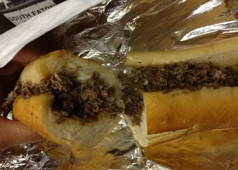 Cheese Steak - bánh mì bò nổi tiếng ở thành phố Philadelphia, bang Pennsylvania, Mỹ. Loại sandwich này được những quầy hàng bán xúc xích ở Philadelphia sáng tạo nên từ thập niên 1930 gồm có một ổ bánh mỳ được xẻ làm đôi, kẹp một miếng bít tết mỏng nướng vỉ với hành tây và phủ phô mai lên trên. Các loại biến tấu khác có nhân bít tết và nấm, bít tết và ớt chuông xanh, và bít tết với nhiều hành. Phô mai provolone được kẹp vào nhân bánh trước khi cho miếng bít tết nóng vào, phô mai sẽ chảy ra và bao quanh miếng thịt. Cheese Steak - bánh mì bò nổi tiếng ở thành phố Philadelphia, bang Pennsylvania, Mỹ. Loại sandwich này được những quầy hàng bán xúc xích ở Philadelphia sáng tạo nên từ thập niên 1930 gồm có một ổ bánh mỳ được xẻ làm đôi, kẹp một miếng bít tết mỏng nướng vỉ với hành tây và phủ phô mai lên trên. Các loại biến tấu khác có nhân bít tết và nấm, bít tết và ớt chuông xanh, và bít tết với nhiều hành. Phô mai provolone được kẹp vào nhân bánh trước khi cho miếng bít tết nóng vào, phô mai sẽ chảy ra và bao quanh miếng thịt.