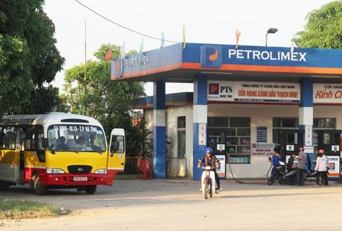 “Bến đỗ” xe buýt tại Cửa hàng Xăng dầu Thạch Bình. “Bến đỗ” xe buýt tại Cửa hàng Xăng dầu Thạch Bình.