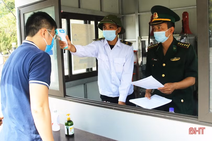 Bộ đội Biên phòng Hà Tĩnh chốt chặn đường mòn, lối mở, “chống dịch như chống giặc”