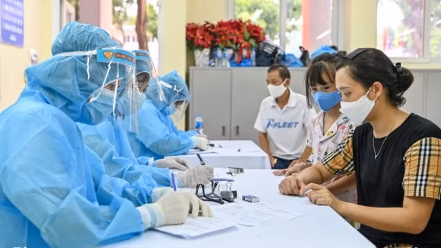 Bác sĩ lý giải vì sao có kết quả test nhanh âm tính vẫn phải cách ly theo quy định?