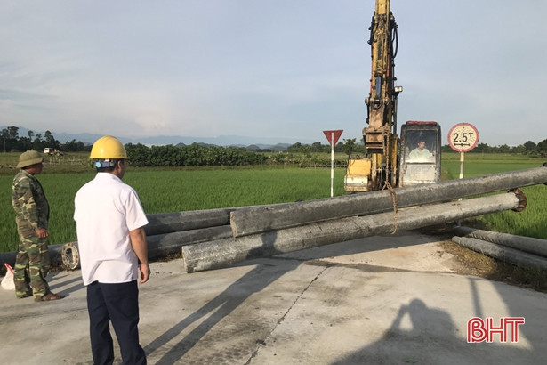 Dông lốc gây mất điện diện rộng, Điện lực Đức Thọ xử lý sự cố trong đêm