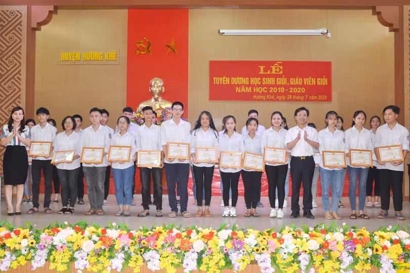 Hương Khê tuyên dương 110 học sinh giỏi 
