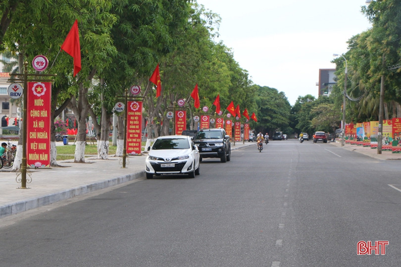 Thành Sen rực rỡ cờ hoa trước thềm Đại hội Đảng bộ thành phố Hà Tĩnh