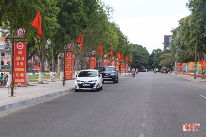 Thành Sen rực rỡ cờ hoa trước thềm Đại hội Đảng bộ thành phố Hà Tĩnh