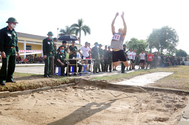 Gần 200 chiến sỹ “đội nắng” tranh tài tại hội thao quốc phòng