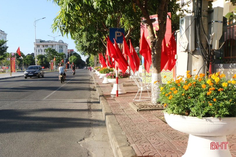 Thành Sen rực rỡ cờ hoa trước thềm Đại hội Đảng bộ thành phố Hà Tĩnh
