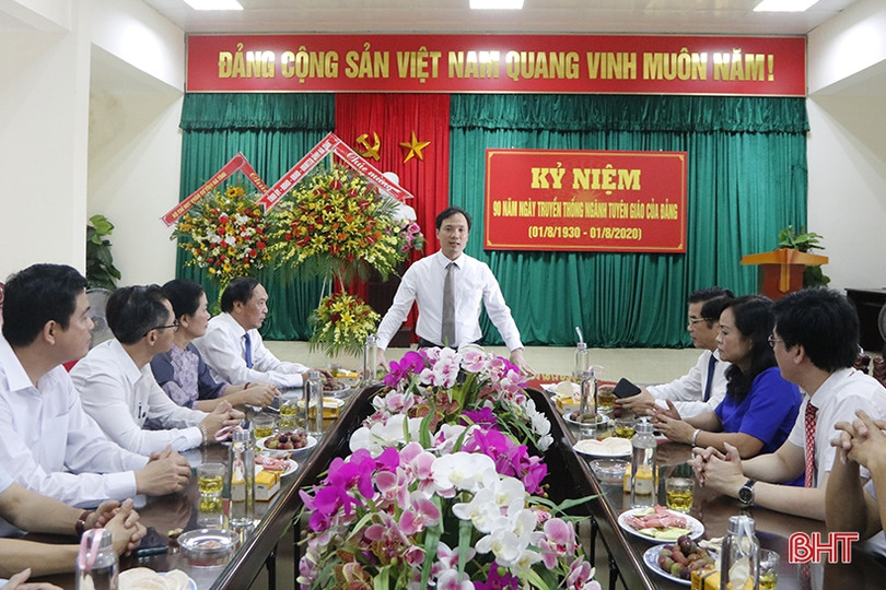 Lãnh đạo Hà Tĩnh chúc mừng 90 năm ngày truyền thống ngành Tuyên giáo 