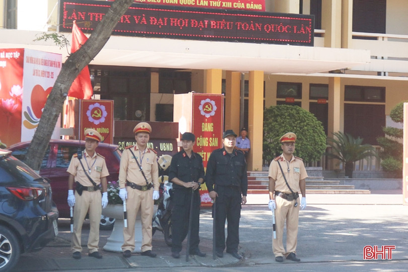 Thành Sen rực rỡ cờ hoa trước thềm Đại hội Đảng bộ thành phố Hà Tĩnh