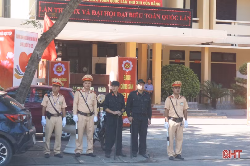 Thành Sen rực rỡ cờ hoa trước thềm Đại hội Đảng bộ thành phố Hà Tĩnh