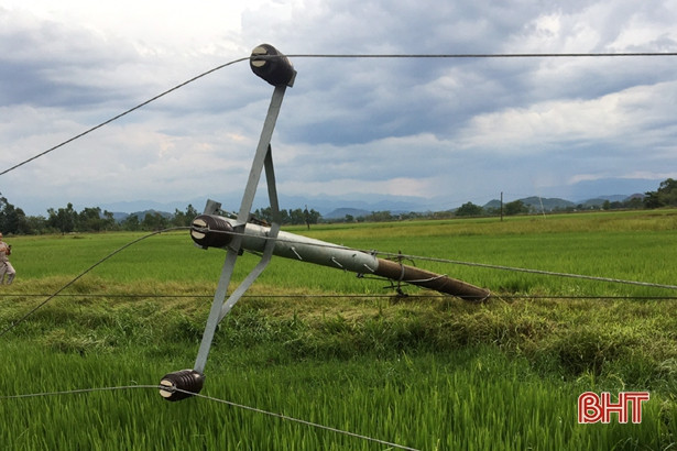 Dông lốc gây mất điện diện rộng, Điện lực Đức Thọ xử lý sự cố trong đêm