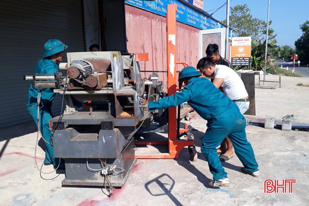 Can Lộc ra quân giải tỏa vi phạm hành lang quốc lộ 15A