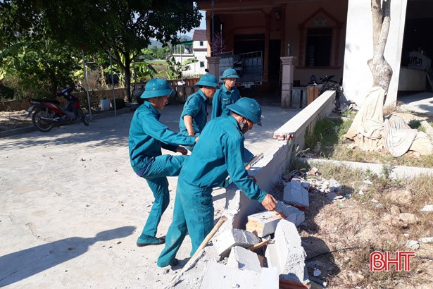 Can Lộc ra quân giải tỏa vi phạm hành lang quốc lộ 15A