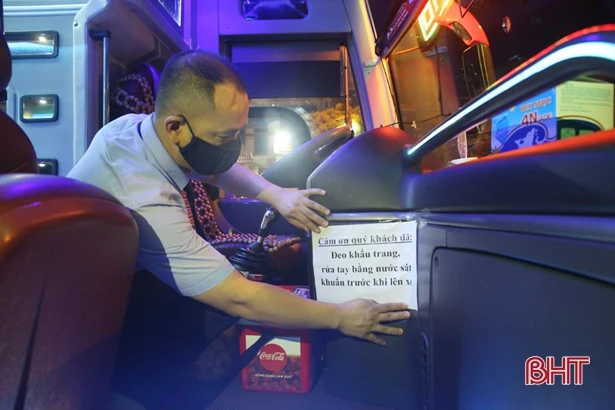 Người dân Hà Tĩnh chủ động phòng dịch Covid-19 khi tham gia giao thông công cộng 