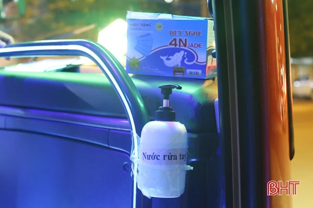 Người dân Hà Tĩnh chủ động phòng dịch Covid-19 khi tham gia giao thông công cộng 