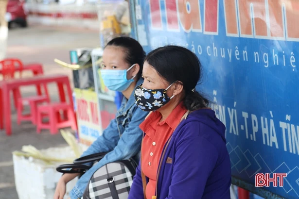 Người dân Hà Tĩnh chủ động phòng dịch Covid-19 khi tham gia giao thông công cộng 