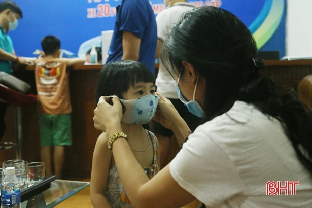 Người dân Hà Tĩnh chủ động phòng dịch Covid-19 khi tham gia giao thông công cộng 