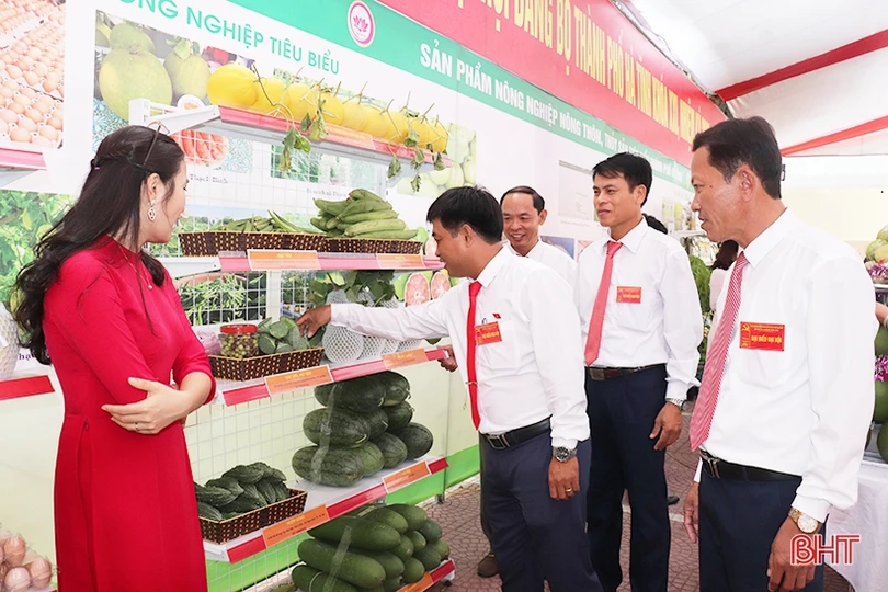 Sản phẩm OCOP, nông nghiệp, tiểu thủ công nghiệp của TP Hà Tĩnh thu hút đại biểu bên lề Đại hội Đảng bộ TP Hà Tĩnh