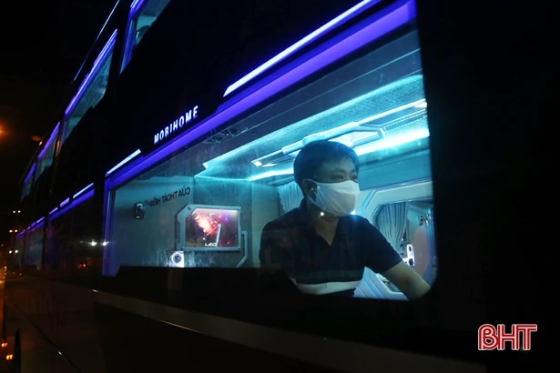 Người dân Hà Tĩnh chủ động phòng dịch Covid-19 khi tham gia giao thông công cộng 